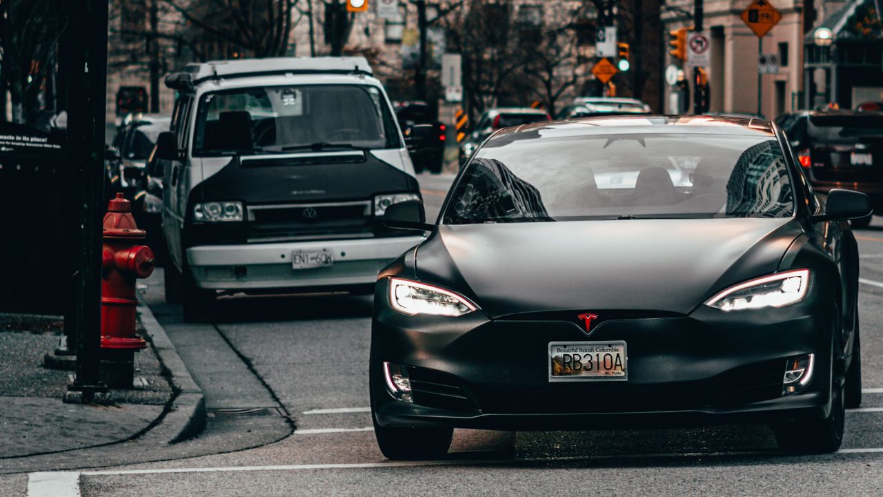 Sedang di Mode Autopilot, Tesla Tabrak Mobil Patroli Polisi