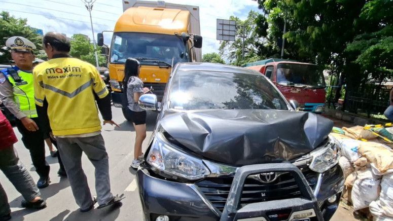 Insiden Truk Tabrak Mobil di Jalan Raya Bogor Berujung Damai, Pelaku Tanggung Jawab