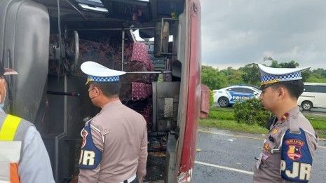 Satu Penumpang Tewas dan Sembilan Terluka Akibat Bus Terguling di Tol Tangerang-Merak
