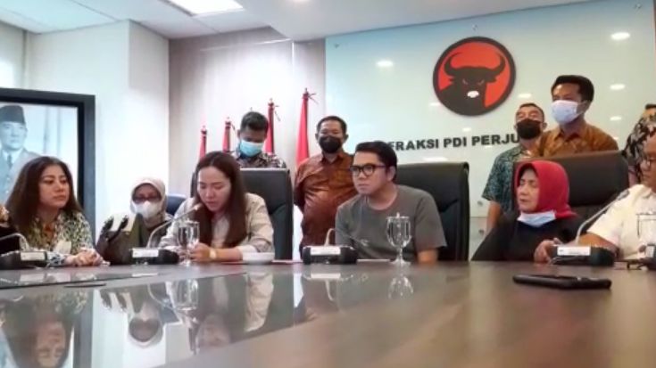 Momen Anggiat Pasaribu Menangis Minta Maaf dan Cium Tangan Arteria dan Ibunda