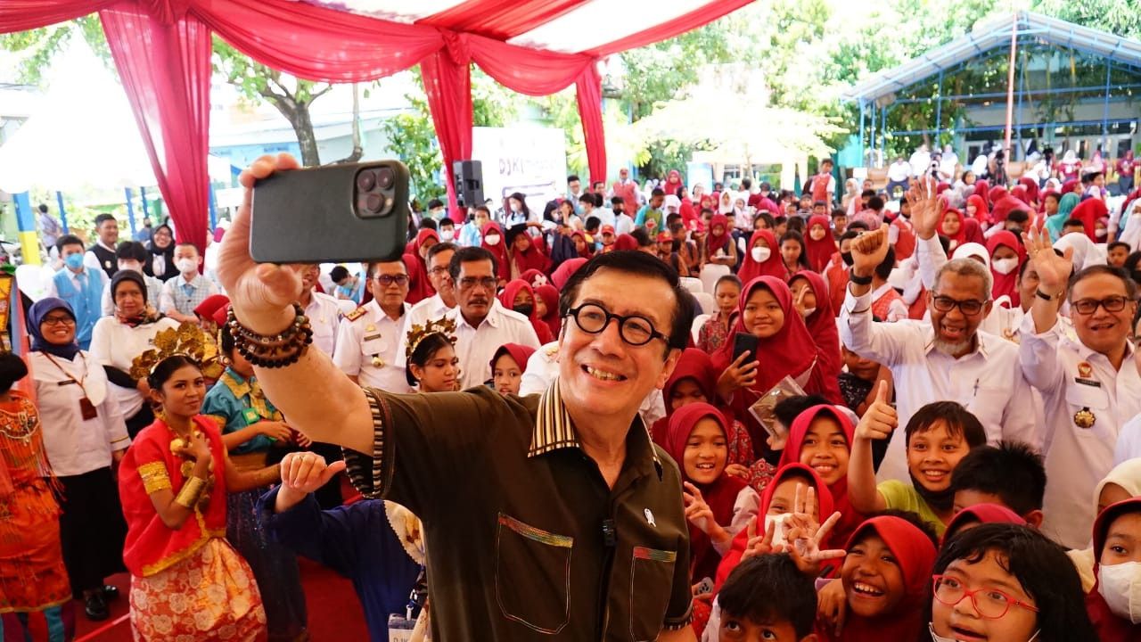 Semringahnya Menkumham Yasonna Saat Ajari Anak-Anak Sekolah soal KI di Makassar