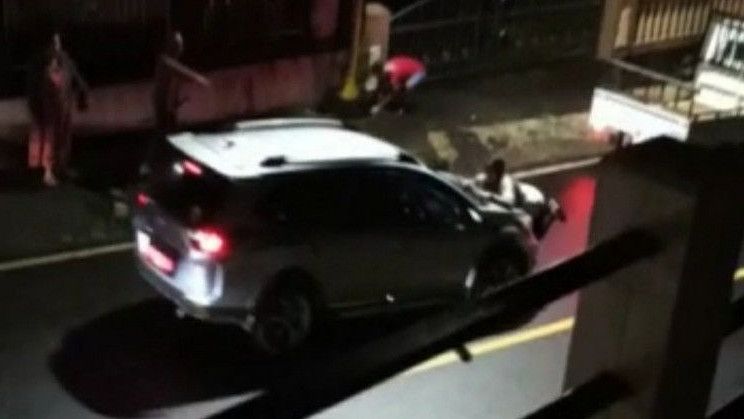 Viral Video Mobil Diduga Wakil Ketua DPRD Sulut Seret Istri yang Memergokinya Selingkuh