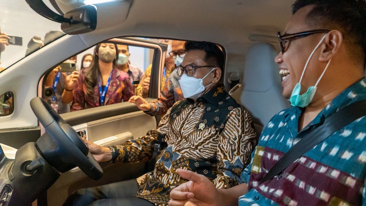 Bareng Uya Kuya, Moeldoko Jajal Mobil Listrik di Ajang PEVS 2022: Suaranya Nggak Bising, Kecepatannya Kenceng..