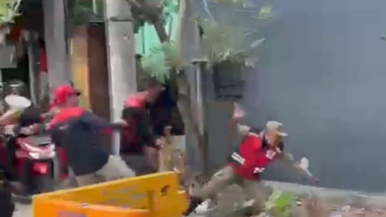 Polisi Kejar Buruh Pendemo di Surabaya yang Tendang Satpol PP hingga Tulang Belakangnya Retak