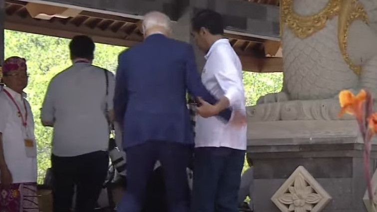 Detik-Detik Joe Biden Tersandung di Tangga Lalu Ditolong Jokowi, Menko Luhut Sempat Kaget