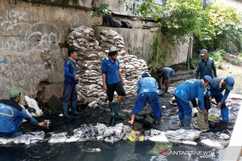 Antisipasi Banjir, Sebanyak 985 Petugas SDA Jakarta Pusat Bersihkan Saluran Air