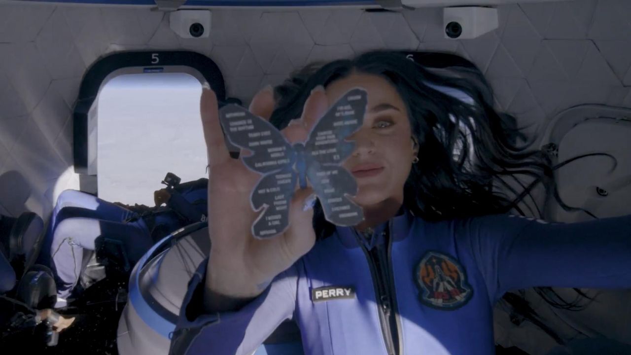 Momen Katy Perry ke luar angkasa (Dok: Blue Origin)