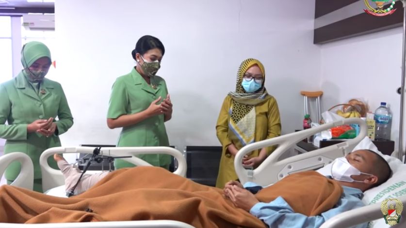 Momen Istri Kasad Jenderal Andika Perkasa Jenguk Prajurit Penjaga Perbatasan yang Luka Tembak