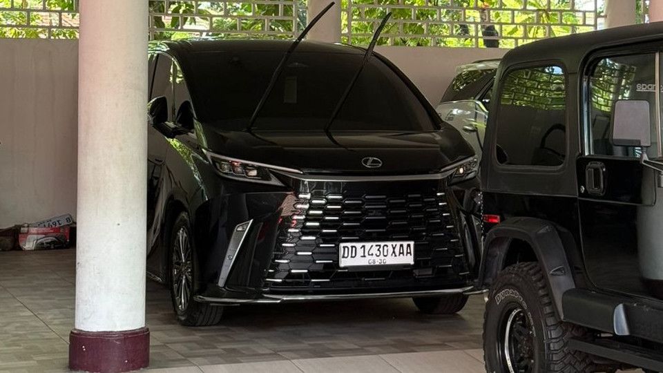 Efisiensi, Adik Amran Sulaiman Malah Beli Mobil Lexus Rp2 Miliar, Ganti Plat Merah Jadi Putih