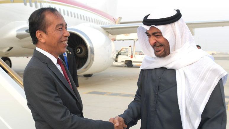 Tiba di Abu Dhabi, Jokowi Disambut Mohammed bin Zayed Al Nahyan