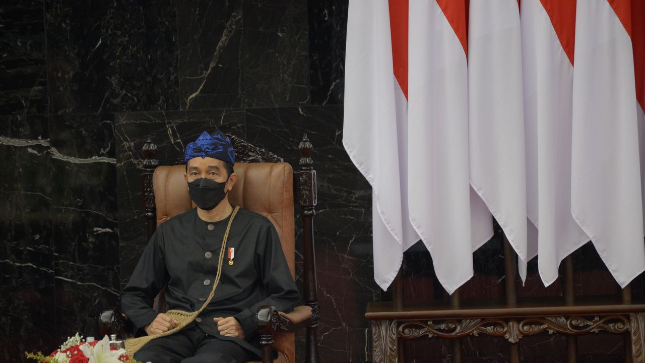 Denny Siregar: Baru Jokowi yang Konsisten Promosikan Budaya Kita, Bayangkan Kalau Tiba-Tiba Presiden Pakai Selendang Palestina