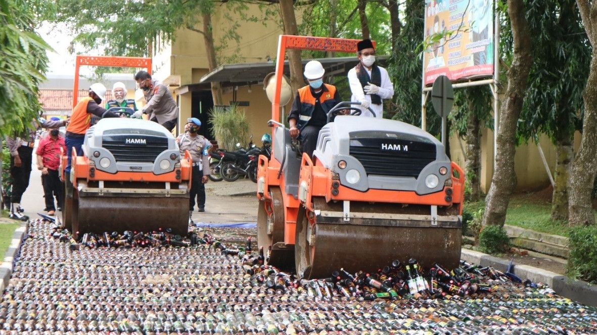 Momen Pak Kiai dan Ustaz Musanahkan Ribuan Botol Miras dan 32 Kilo Sabu Jelang Ramadhan 1443 H