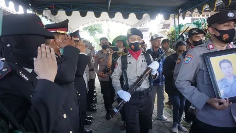 Kapolri Beri Kenaikan Pangkat 2 Polisi yang Gugur Saat Tragedi Kanjuruhan Malang