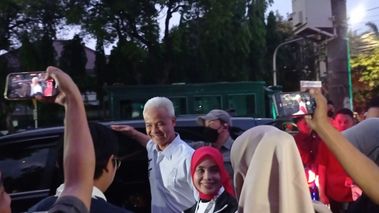 Jelang Debat Capres Perdana, Ganjar Bersama Istrinya Tiba di Gedung KPU