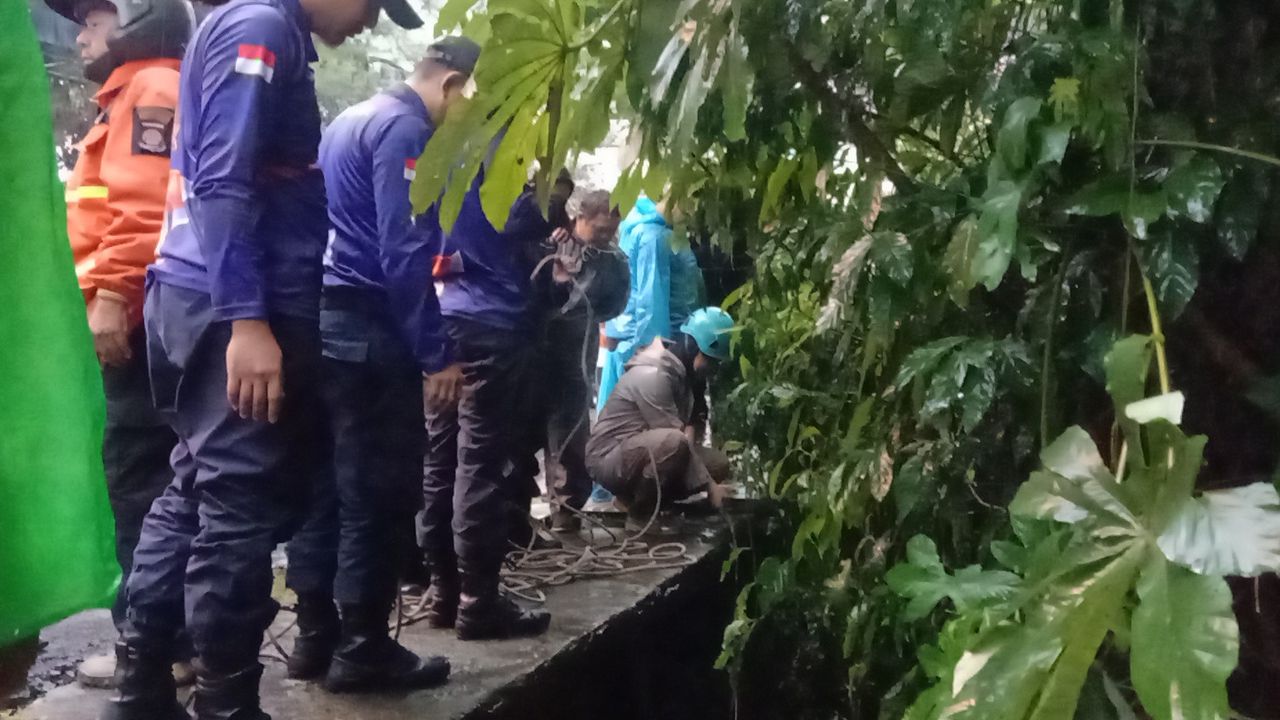 Gegara Banjir, Pengendara Motor Wanita Ini Jatuh ke Selokan di Tanah Sareal Bogor