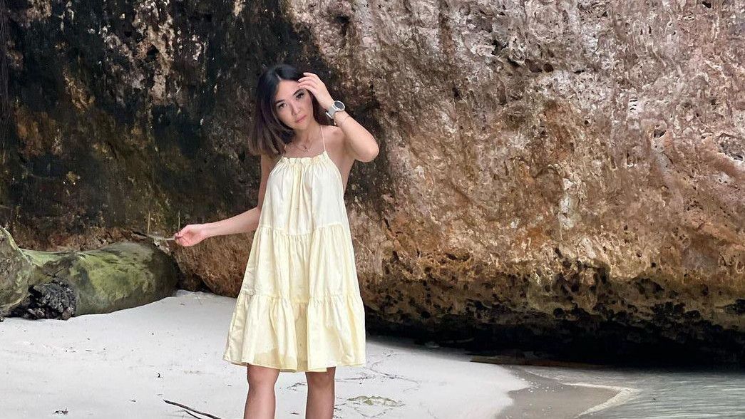 Tato di Dekat Dada Bikin Gagal Fokus, Gisel Pose Seksi Pakai Dress Kuning di Pantai, Netizen: Ingat 19 Detik!