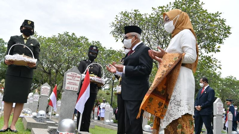 Pimpin Upacara Hari Pahlawan Di Kalibata, Wapres Ma'ruf Amin Tabur ...