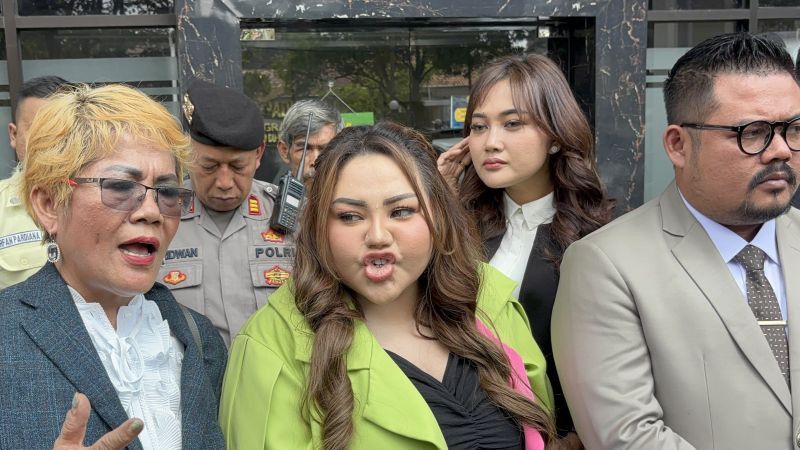 Hadiri Sidang Perdana Gugatan RK, Begini Penampilan Lisa Mariana Usai Potong Lambung