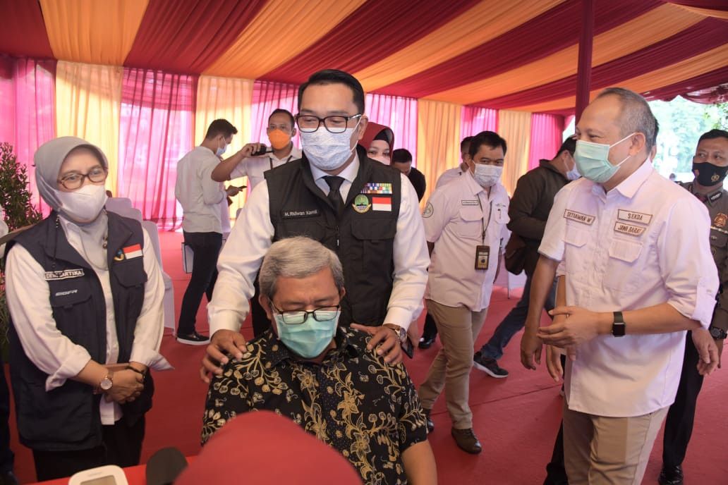 Vaksinasi Jabar Lamban, Kang Emil Masih Cari Gedung untuk Vaksin Center