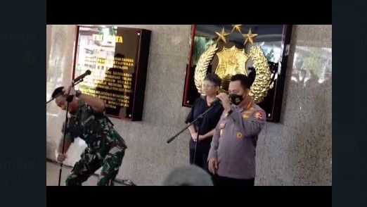 Viral! Momen Panglima TNI Perbaiki Penyangga Microphone Tanpa Suruh Ajudan, Netizen: Body Rambo, Akhlak Pesantren