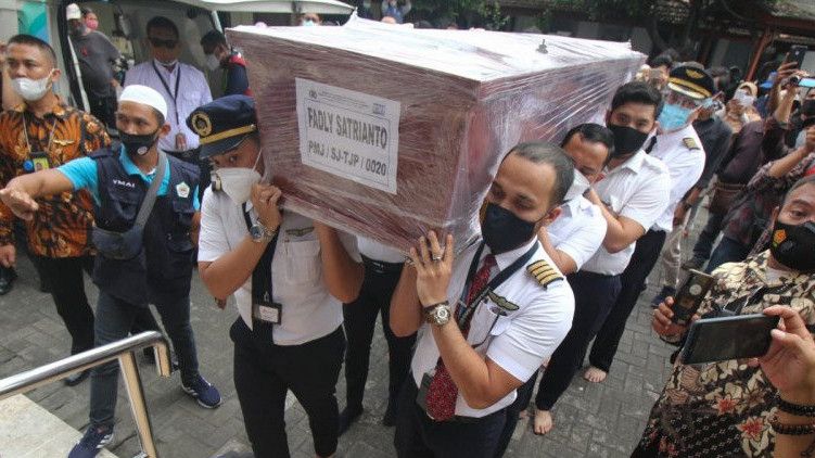 Keluarga Terima Jenazah Co-Pilot Fadly Satrianto Korban Pesawat Sriwijaya Air SJ182