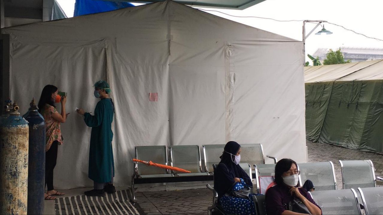 Pasien COVID-19 di Medan Membludak, RS Hermina Dirikan Tenda Darurat