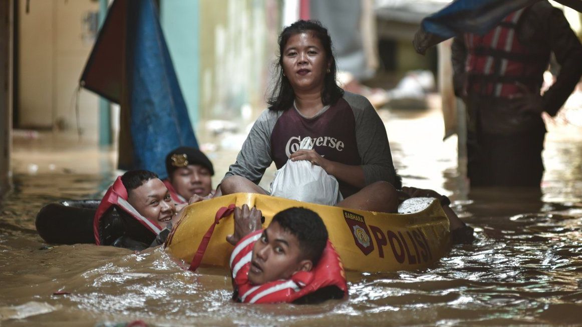 100 RT di Jakarta Masih Dikepung Banjir Pagi Ini, Tinggi Air Ada yang Capai 1,5 Meter