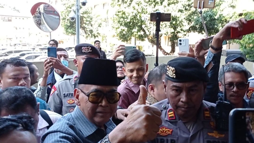 Momen Panji Gumilang Angkat Jempol dan Dikawal Polisi Saat Tiba di Bareskrim