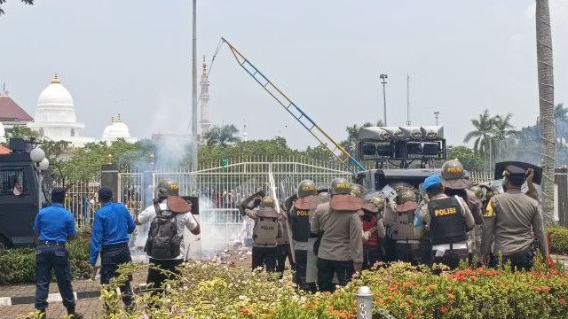 Aksi Warga Tolak Pengembangan Rampang di Kantor BP Batam Ricuh, Polisi Tembakkan Gas Air Mata