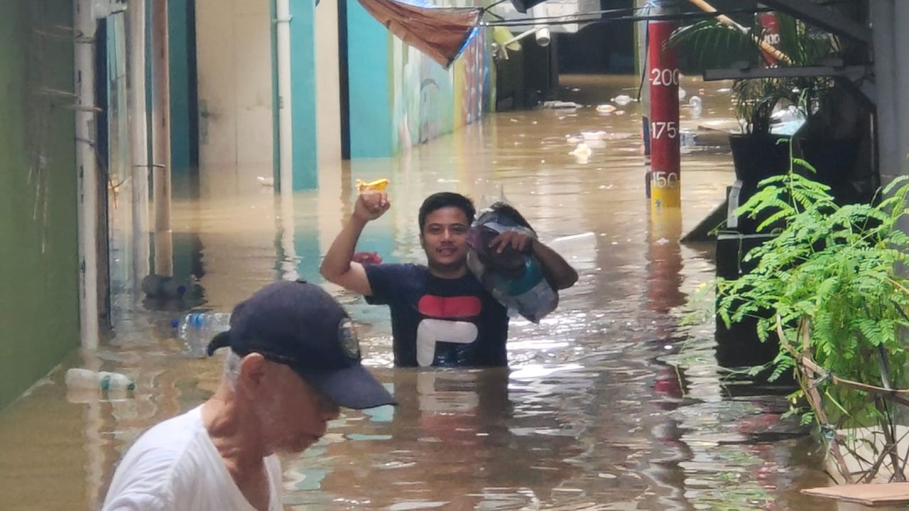 45 RT di Jakarta Terendam Banjir Hari Ini, Tinggi Air Capai 160 Centimeter
