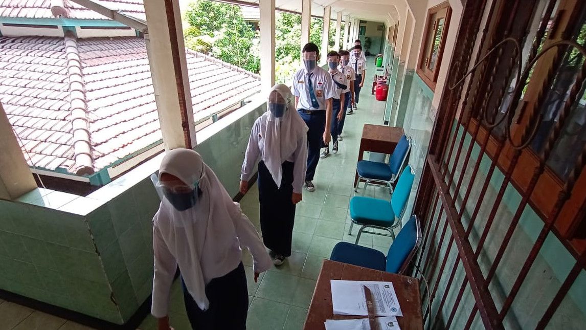 Puluhan Santri di Tempat Ngaji Jokowi Positif COVID-19, Gibran Kaji Lagi Sekolah Tatap Muka