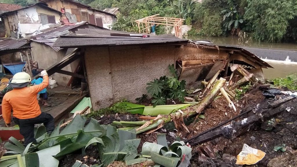 Longsor Timpa Dua Rumah di Cibogor Bogor, Satu Orang Terluka di Kepala