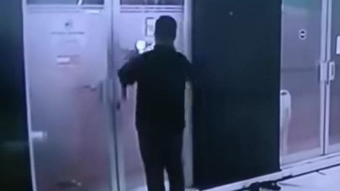 Polisi Selidiki Viral Pria Diduga Lakukan Penipuan Ganti QRIS Kotak Amal Masjid di Jaksel