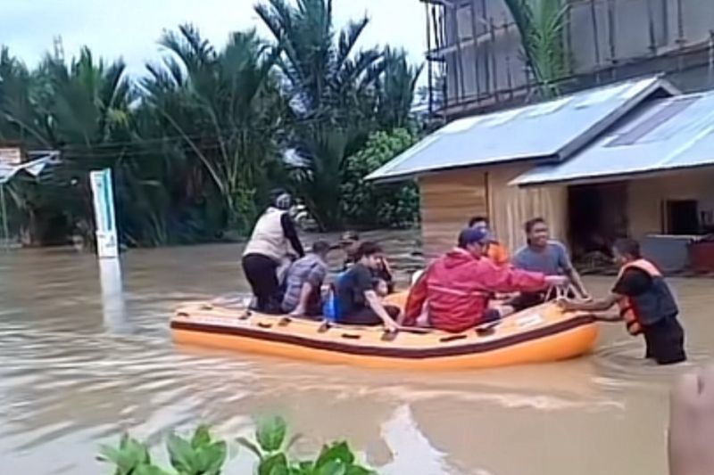 Rumahnya Masih Terendam Banjir, Ribuan Warga Pidie Aceh Masih Bertahan di Pengungsian