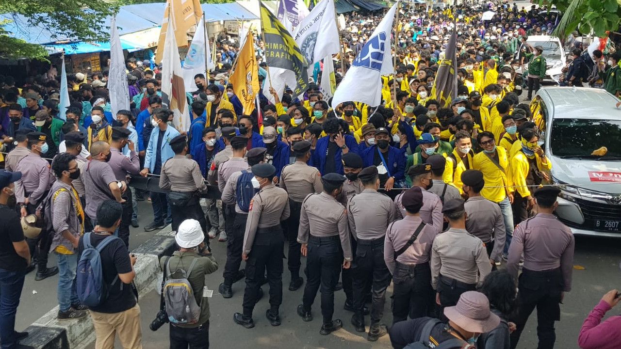 Demonstrasi BEM SI: Mahasiswa Ultimatum Polisi Paksa Masuk di Depan Gedung KPK