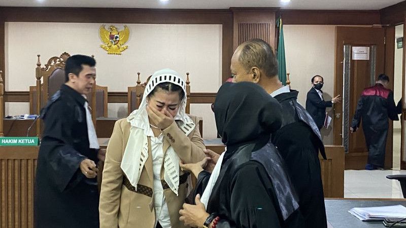 Hasnaeni 'Wanita Emas' Menangis Dengar Vonis 5 Tahun Penjara
