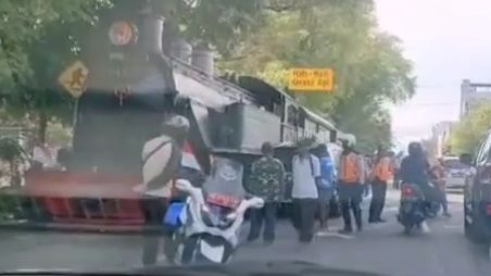 Viral Mobil Pajero Terserempet Kereta Wisata Sepur Kluthuk Jaladara di Solo, Dishub: Dia yang Salah
