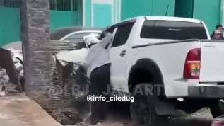 Mobil Toyota Hilux Tabrak 9 Kendaraan di Tangerang, 3 Orang Luka-Luka