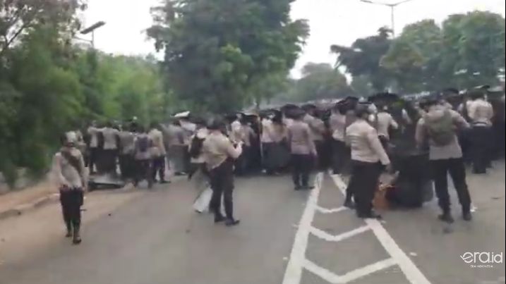 Bentrok Polisi dan Pendukung Rizieq Shihab, Hindari Jalan I Gusti Ngurah Rai Pondok Kopi