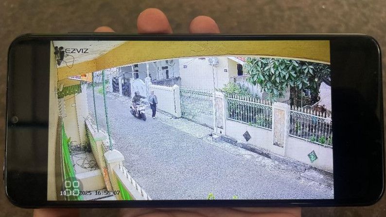 Kejinya Pemotor di Cirebon, Terekam Kamera Remas Payudara Perempuan lalu Kabur