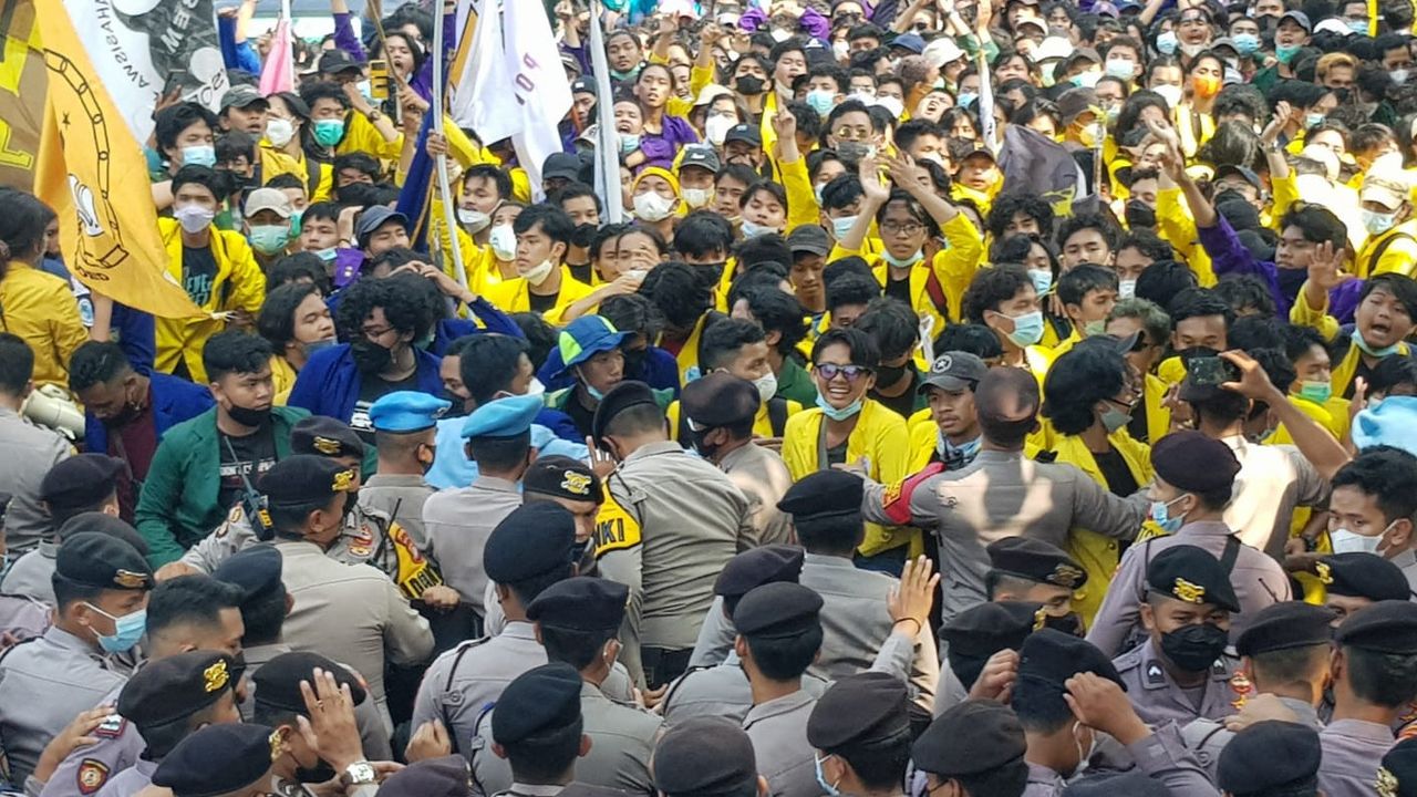 Momen Aksi Aliansi BEM SI Ricuh dengan Polisi di Depan KPK