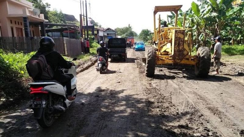 Plt Gubernur Sulsel Akan Perbaiki Jalan Penghubung Kabupaten Barru-Soppeng yang Rusak Parah