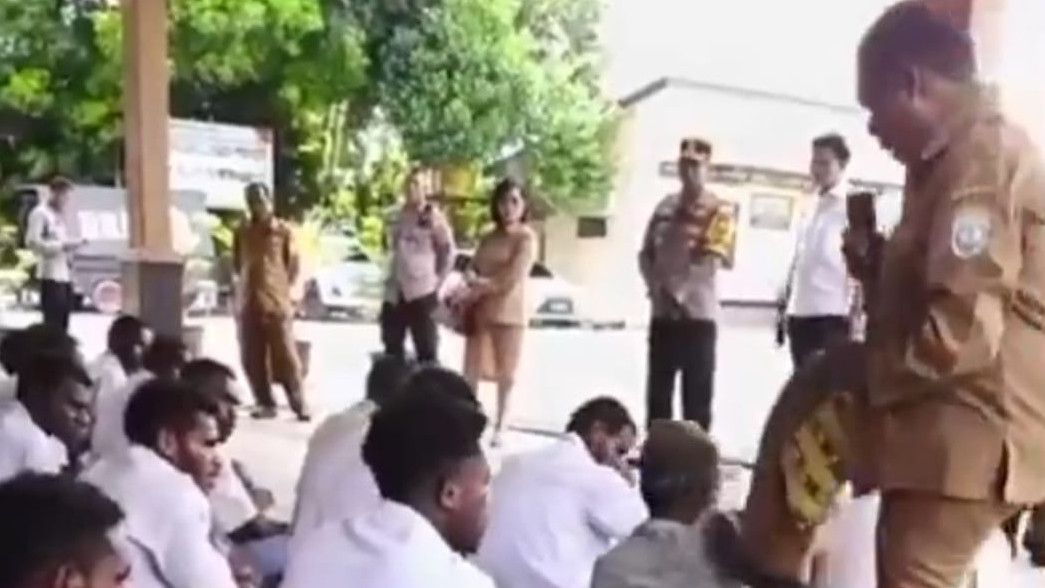 Sekretaris Dinas Pendidikan Nabire Victor Tendang Siswa yang Tolak Program MBG, Menteri HAM Bakal Turun Tangan?