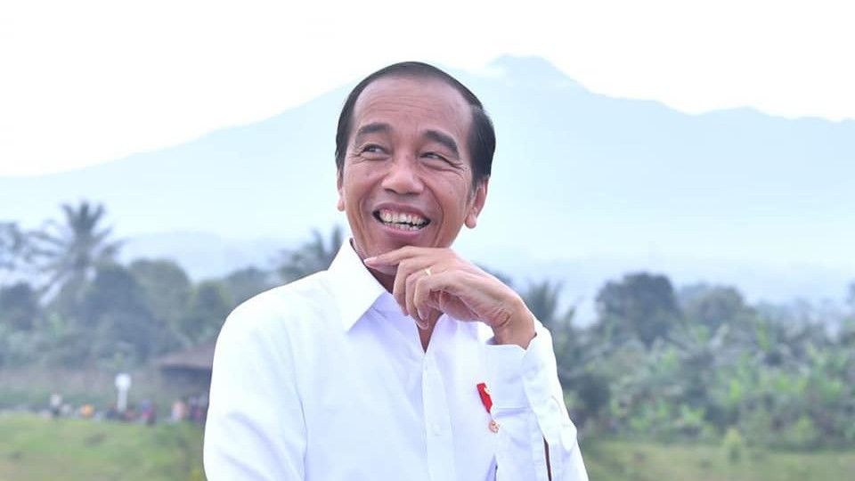 Momen Jokowi Pesan Kemeja Putih Buatan Anak SMK 4 Jambi