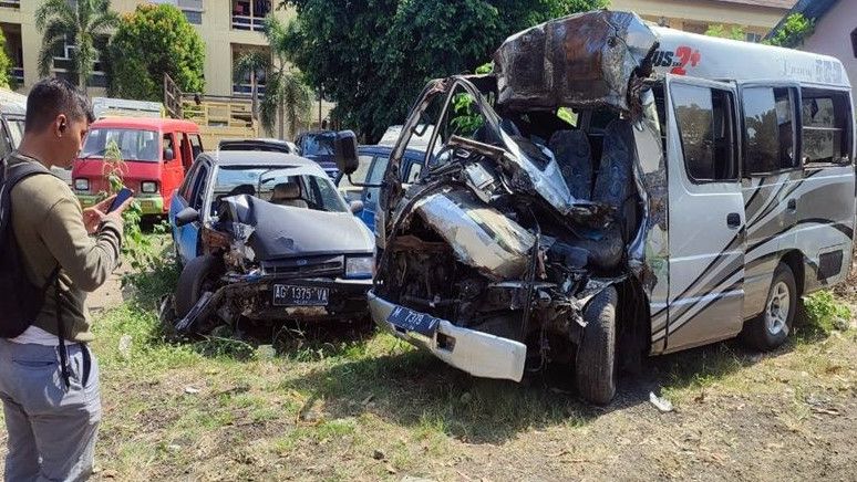 Kecelakaan Mobil Elf Tabrak Truk di Tol Solo-Ngawi, 3 Orang Tewas dan 10 Orang Luka-luka