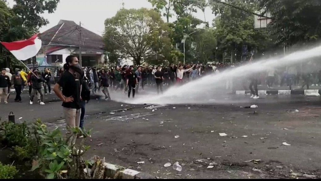 Demo Tolak Kenaikan Harga BBM di DPRD Jabar Ricuh, Polisi Bubarkan Massa Pakai Meriam Air