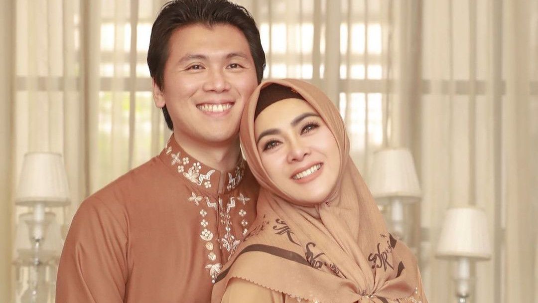 Reino Barack Dicibir Netizen Gara-gara Cuma Kasih Bunga di Momen Ultah Pernikahan