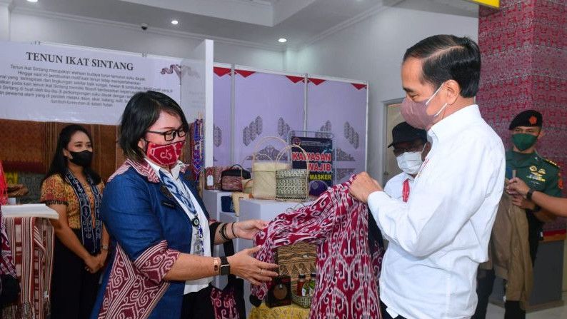 Momen Jokowi Beli Jaket Tenun UMKM Sintang, Langsung Dipakai Saat Resmikan Bandara