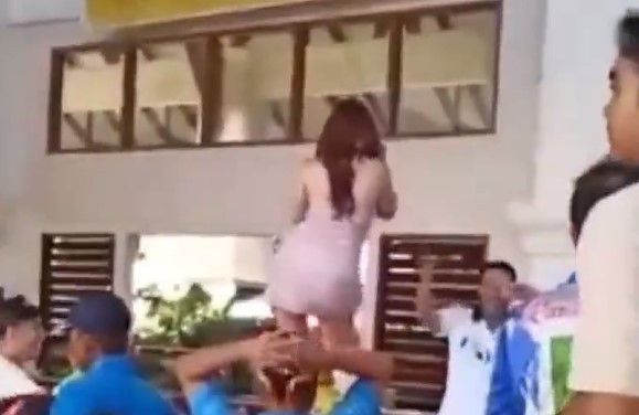 Heboh Biduan Seksi Joget di Atas Meja dalam Acara Turnamen Golf Gubernur Riau