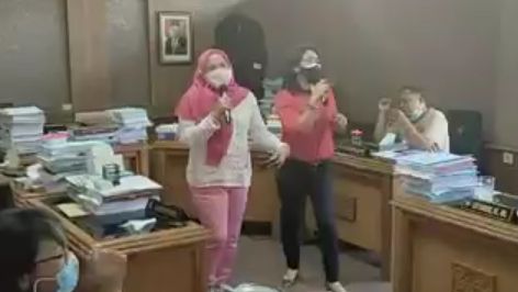 Viral Anggota DPRD Solo dari PDIP Karaoke Bersama di Ruang Komisi Saat PPKM Darurat, Ngaku Cuma di Luar Jam Kerja